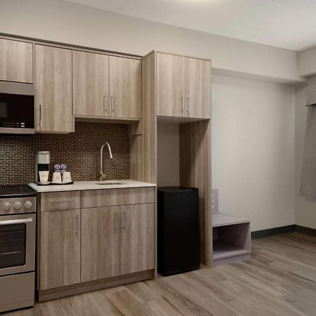 Ramada By Wyndham West Edmonton Hotel & Suites 외부 사진