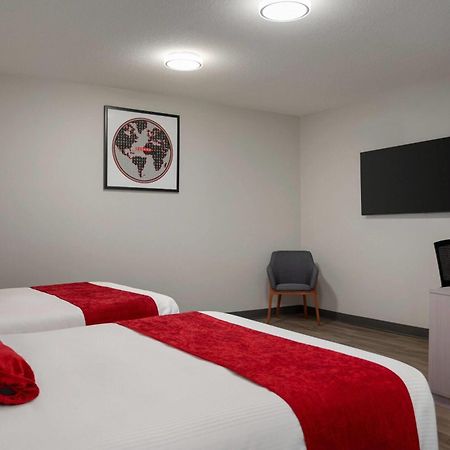 Ramada By Wyndham West Edmonton Hotel & Suites 외부 사진