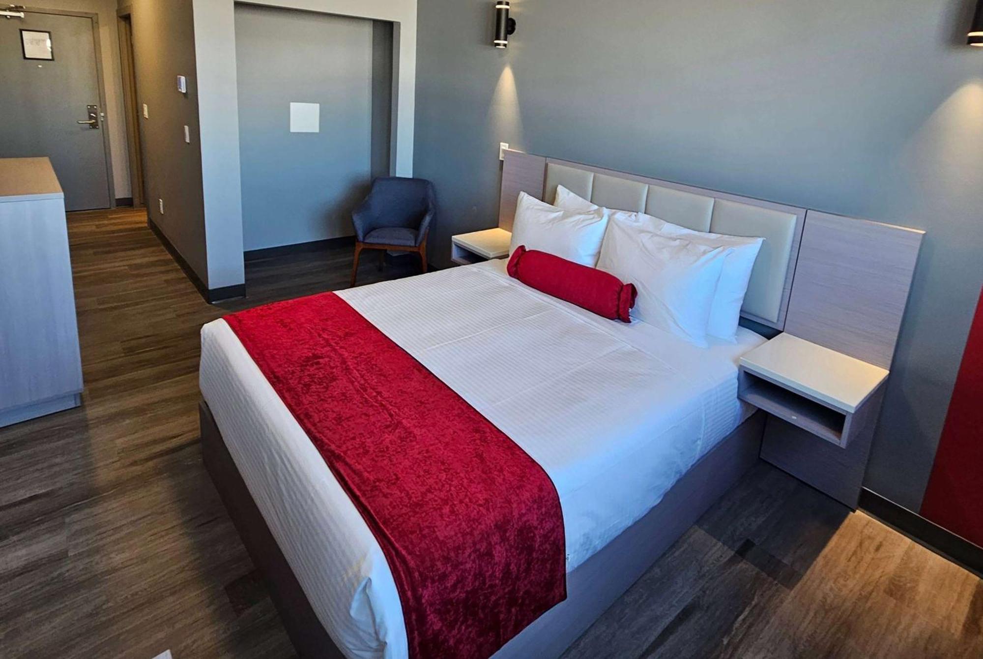 Ramada By Wyndham West Edmonton Hotel & Suites 외부 사진