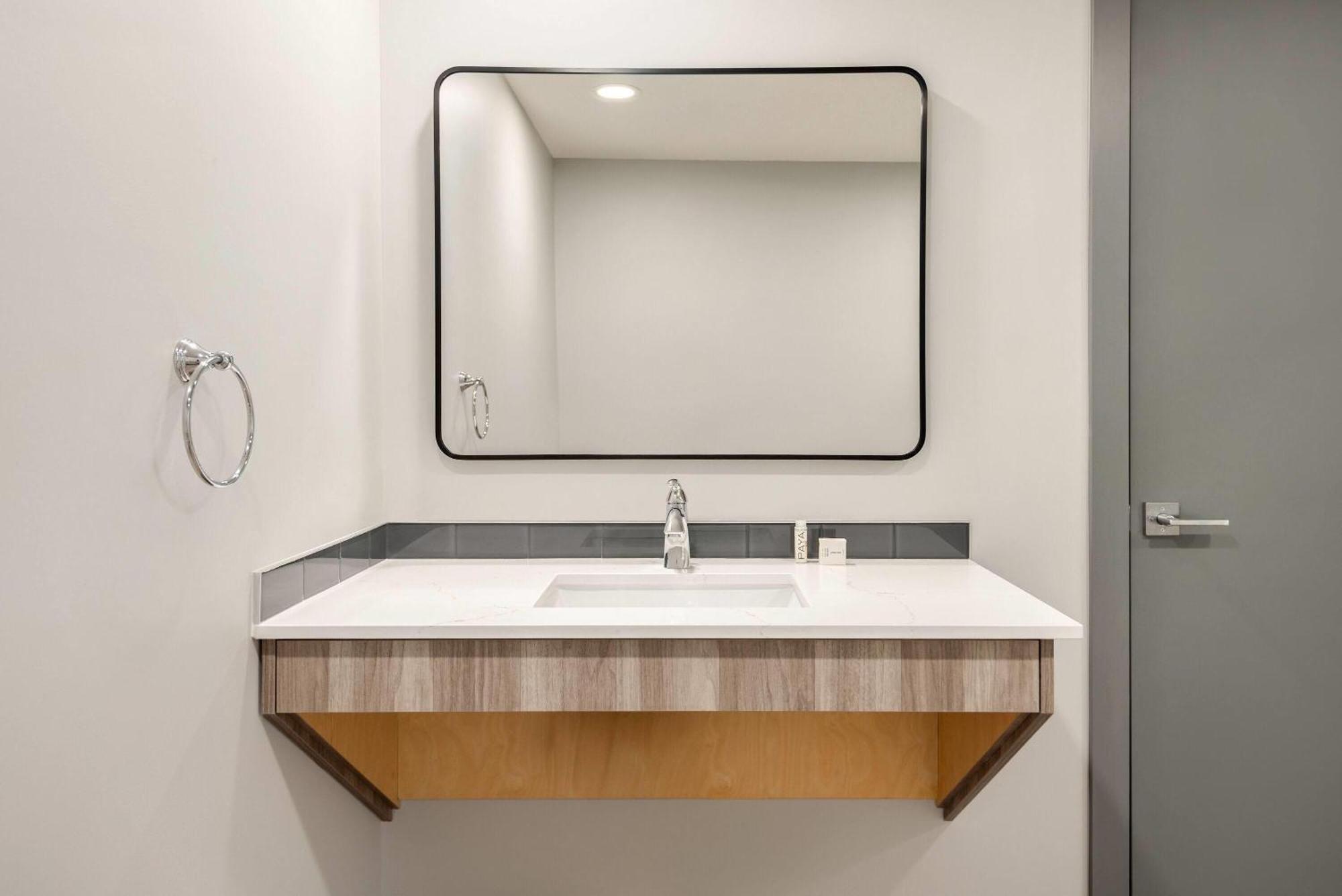 Ramada By Wyndham West Edmonton Hotel & Suites 외부 사진