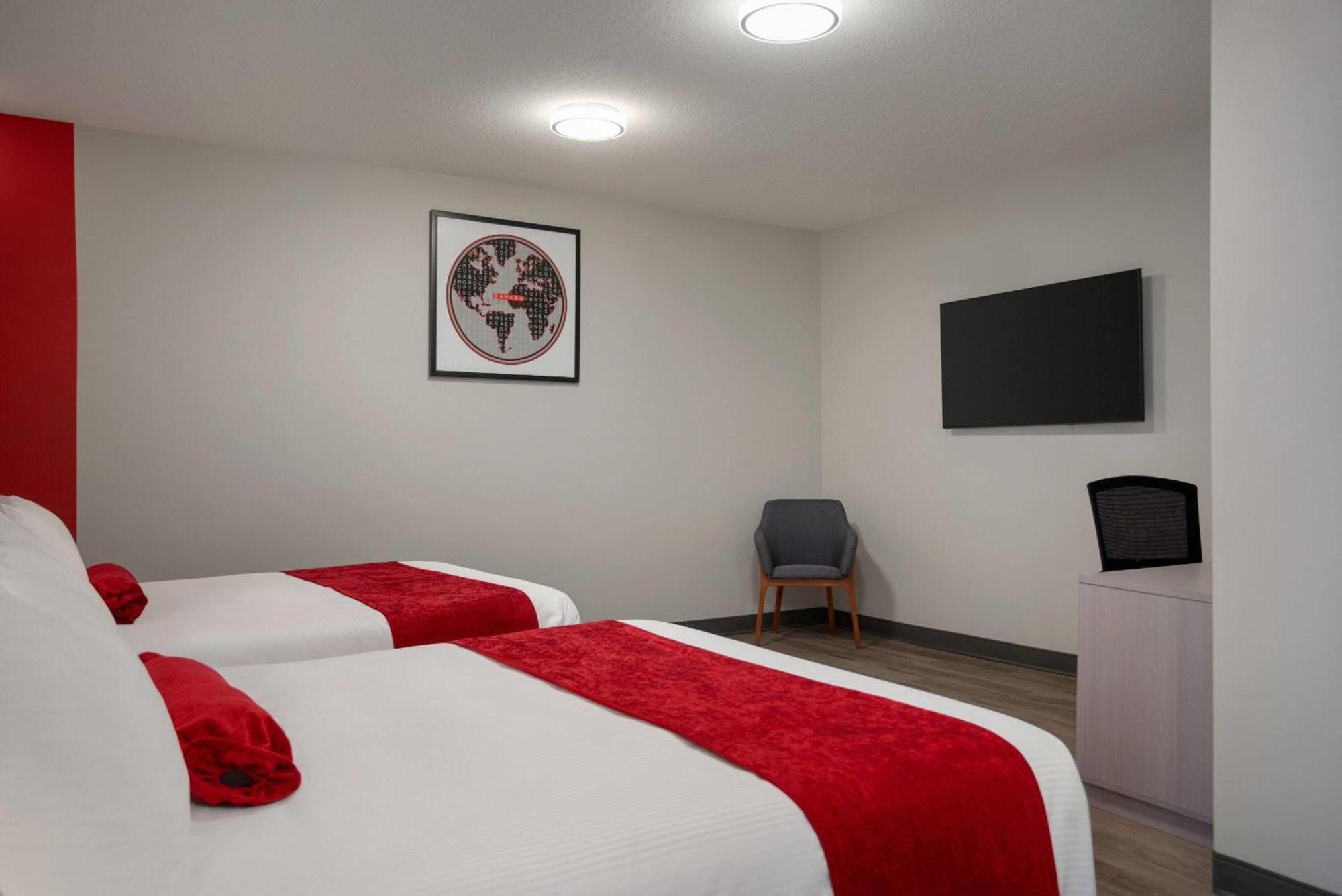 Ramada By Wyndham West Edmonton Hotel & Suites 외부 사진