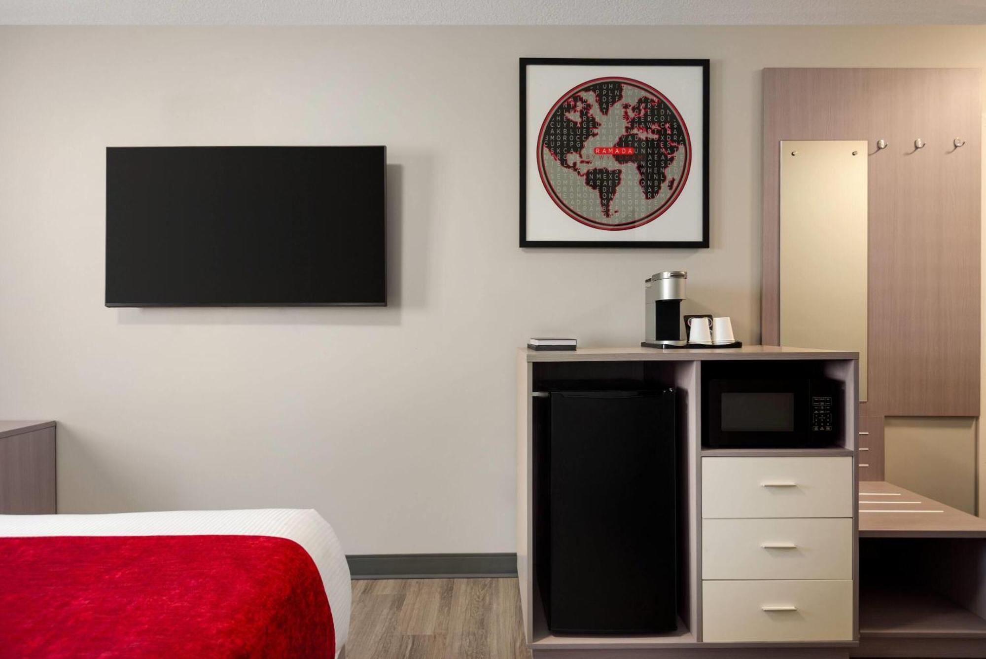 Ramada By Wyndham West Edmonton Hotel & Suites 외부 사진