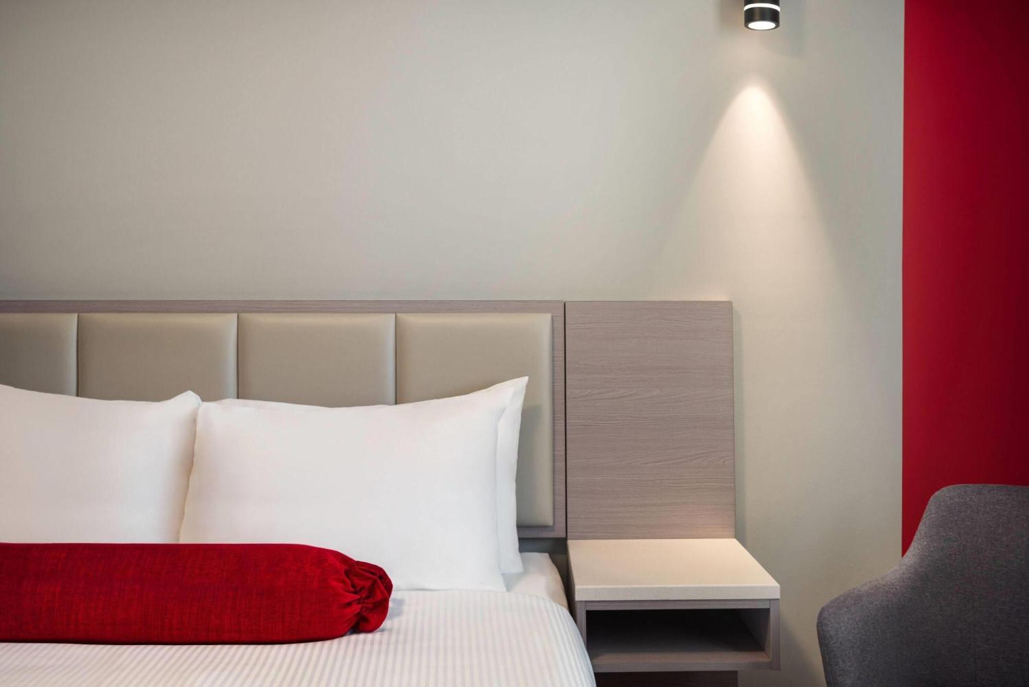 Ramada By Wyndham West Edmonton Hotel & Suites 외부 사진