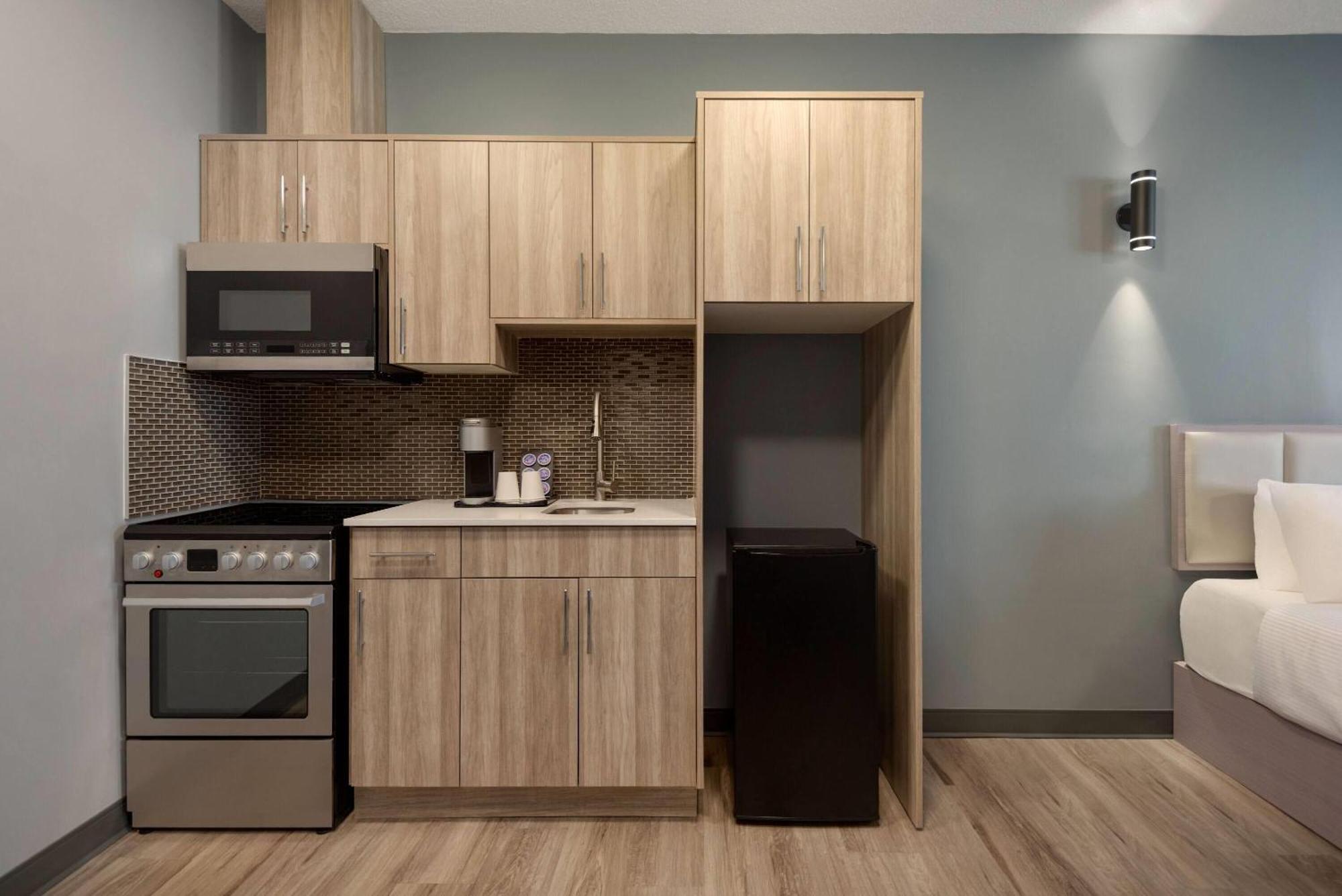 Ramada By Wyndham West Edmonton Hotel & Suites 외부 사진