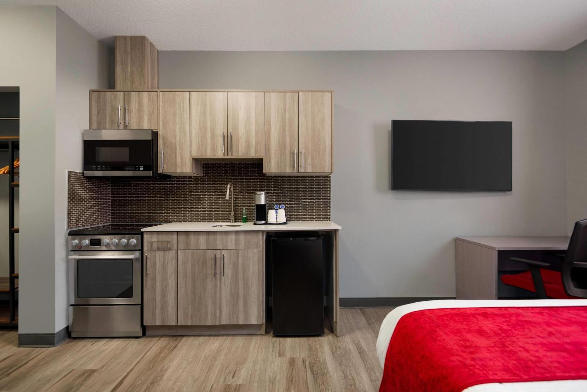 Ramada By Wyndham West Edmonton Hotel & Suites 외부 사진