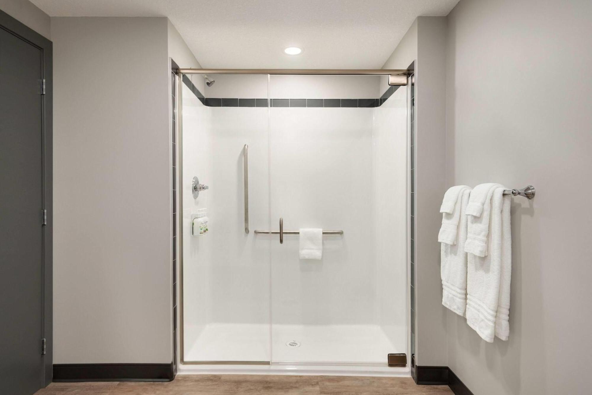 Ramada By Wyndham West Edmonton Hotel & Suites 외부 사진