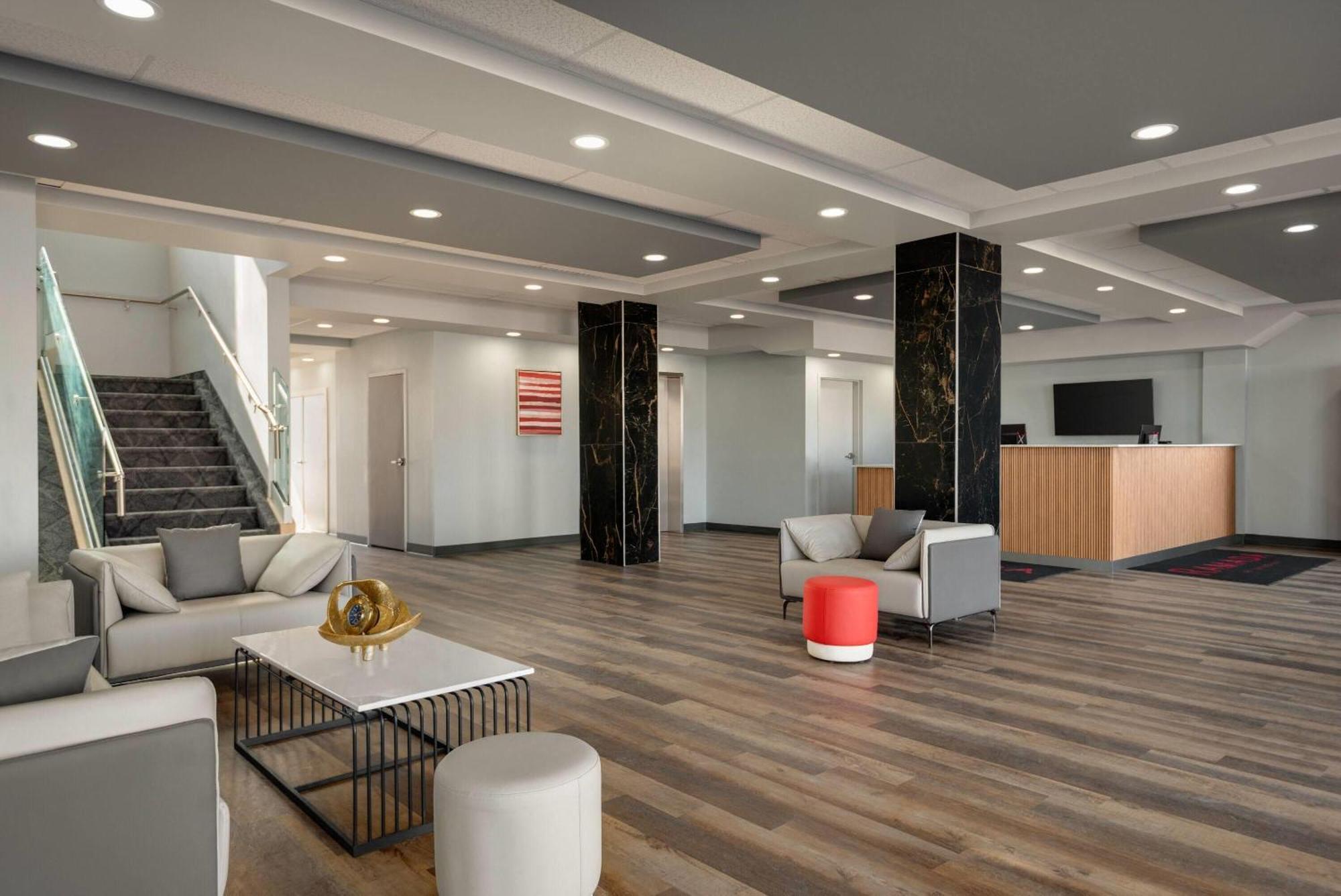 Ramada By Wyndham West Edmonton Hotel & Suites 외부 사진